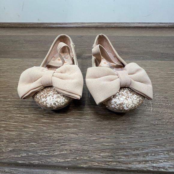 Cat & Jack Toddler Girls Gold Sparkle Bow Dress Shoes Size 6 - Picture 3 of 8